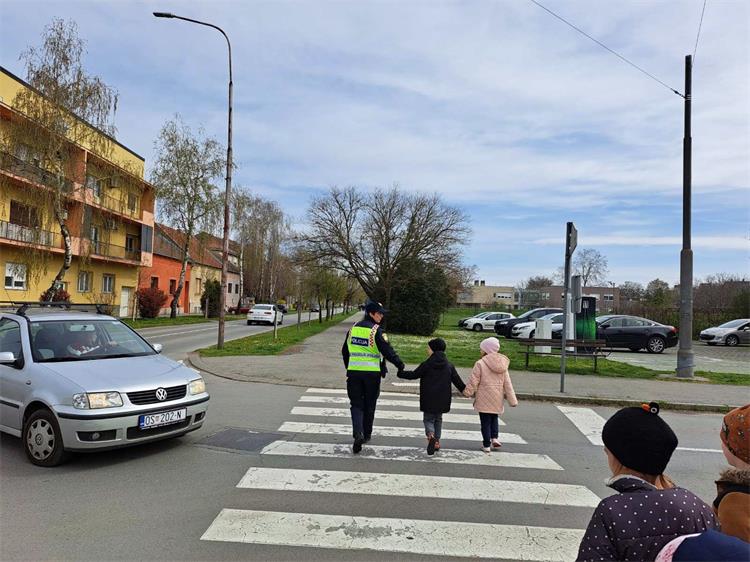 Slika /2023/PREVENCIJA/Sigurnost u cestovnom prometu s predškolcima/IMG-3eeb871b6f0d0f71bc916f0ff424bd1c-V.jpg